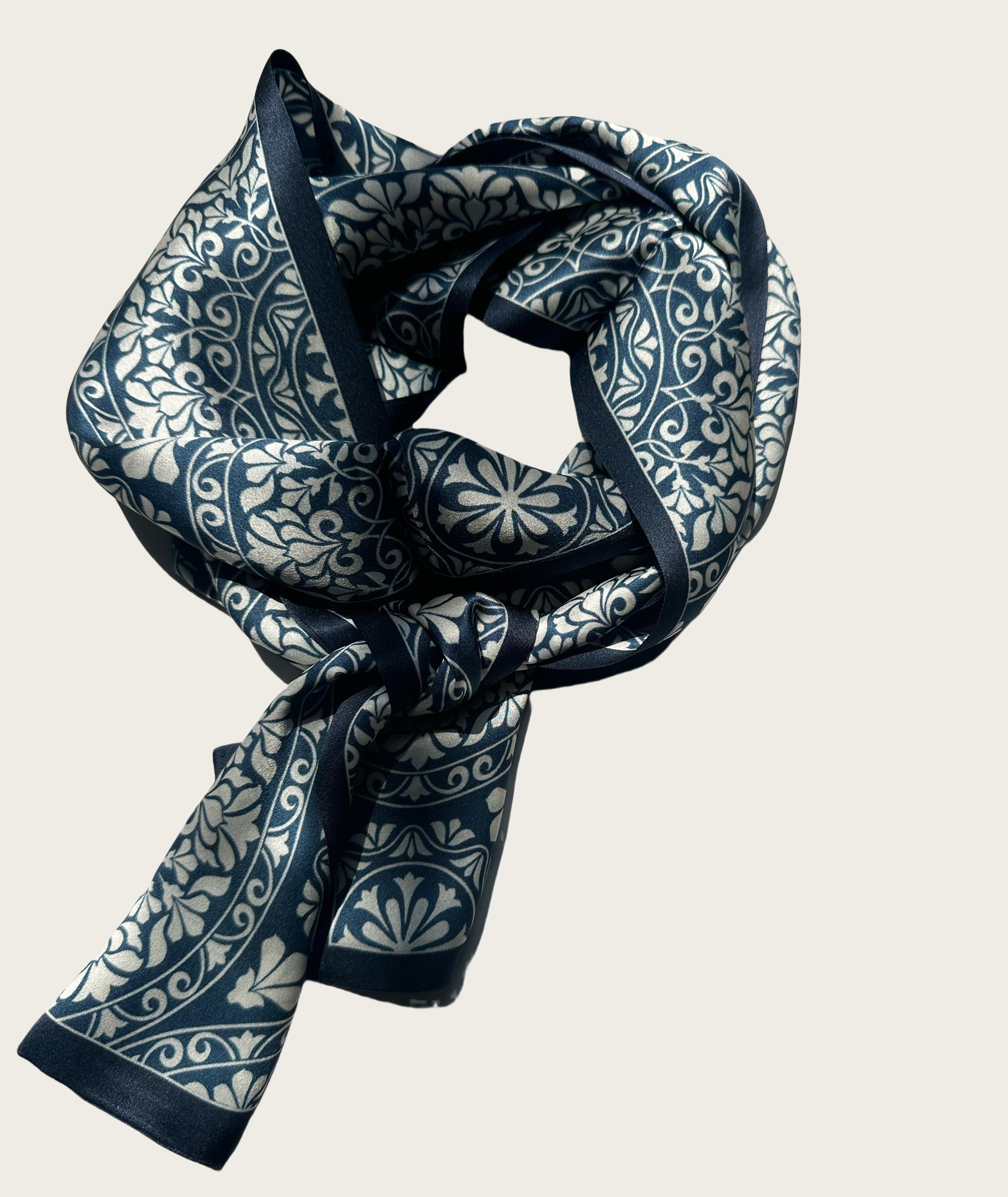 Mulberry Silk Scarf: Blue & White Porcelain Design, Vintage  display picture 2