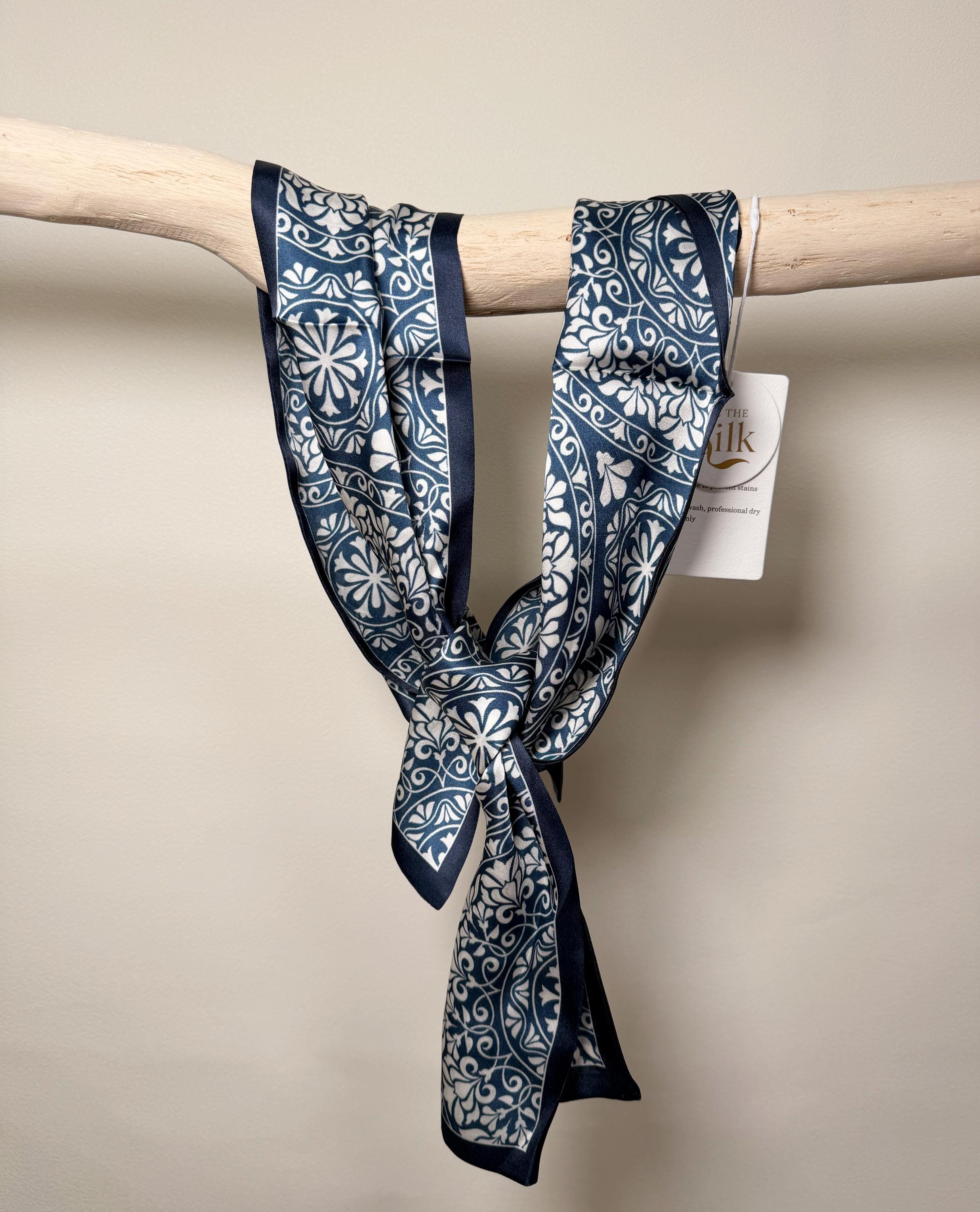 Mulberry Silk Scarf: Blue & White Porcelain Design, Vintage  display picture 3