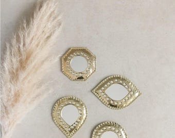 ヴィンテージ真鍮製壁掛けマスク - 彫刻とエナメル加工のアクセント