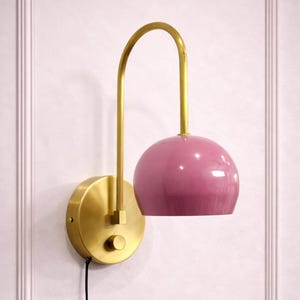 Aplique de pared moderno de mediados de siglo hecho a mano: latón cepillado con bola rosa.