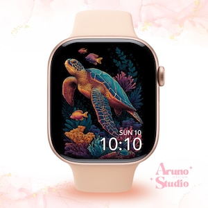 Può includere: Uno smartwatch con cinturino color pesca e schermo nero che mostra un'illustrazione colorata di una tartaruga marina. Lo schermo mostra anche la data, "SUN 10," e l'ora, "10:10." Il quadrante presenta coralli e pesci.