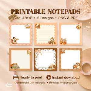 Può includere: Sei blocchi note stampabili quadrati da 4" x 4" con illustrazioni a tema Ringraziamento che includono tacchini, zucche e fogliame autunnale. I design presentano vari bordi, motivi e testi come 'Thanksgiving Day' e 'Pumpkin Patch' in tonalità arancione e marrone.