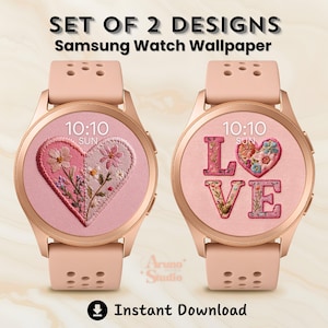 以下が含まれることがあります： ピンクのバンドとローズゴールドのベゼルを備えた2つのSamsungスマートウォッチ。文字盤には花のハートと「LOVE」のデザインが表示されます。「SET OF 2 DESIGNS Samsung Watch Wallpaper」というテキストが上部にあります。時間は10:10です。