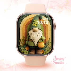 以下が含まれることがあります： デジタルディスプレイを備えたスマートウォッチ。 奇抜なノームのデザインが特徴です。 ノームは緑色の帽子とジャケットを着て、金の入ったポットを持っています。 虹のアーチと花の要素がノームを囲んでいます。 時刻は10:10と表示されています。