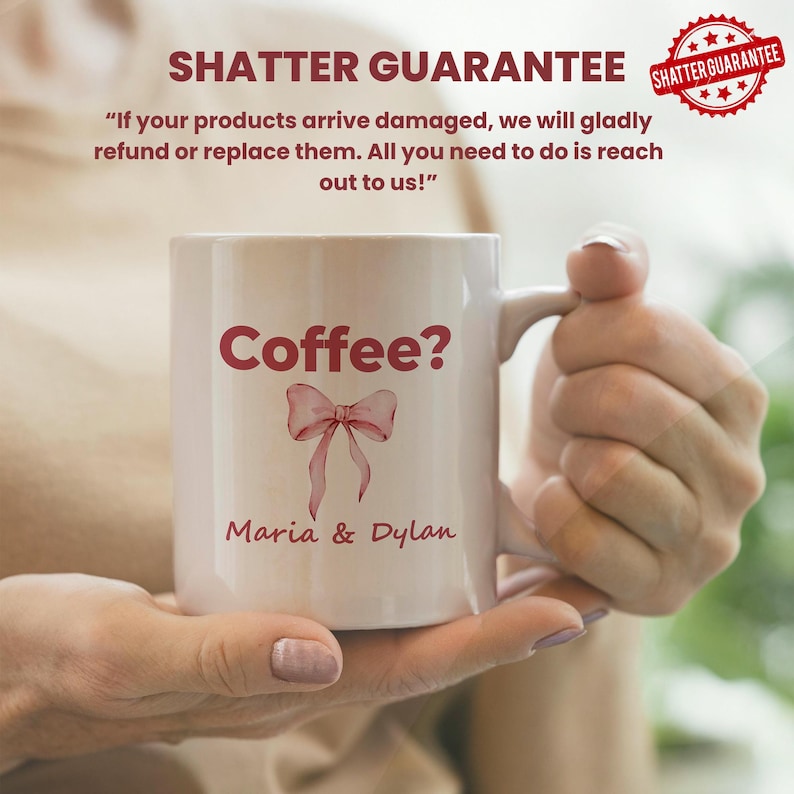 Puede incluir: Una taza de cer&aacute;mica blanca con el texto "Coffee?" en borgo&ntilde;a, un lazo de acuarela y los nombres "Maria & Dylan". La taza est&aacute; sostenida por una persona. La imagen tambi&eacute;n incluye un sello de "Shatter Guarantee".