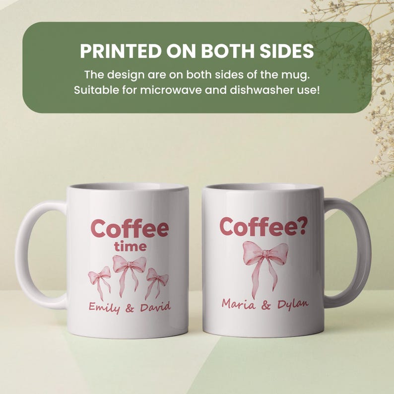 Puede incluir: Dos tazas de cer&aacute;mica blancas con texto rosa y dise&ntilde;os de lazo. Una taza dice "Coffee time" con "Emily & David" debajo. La otra dice "Coffee?" con "Maria & Dylan". El texto "PRINTED ON BOTH SIDES" est&aacute; en la parte superior.