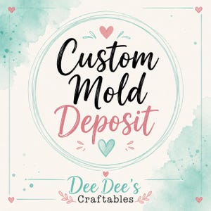 Può includere: Un grafico quadrato con il testo Custom Mold Deposit in caratteri corsivi e stampati neri e rosa. Il design include un bordo circolare, piccoli cuori rosa e turchesi e accenti color acquerello turchese. Il testo in basso riporta Dee Dee's Craftables.