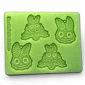 Mottenmann Ohrringform | Handgemachter Cryptid Resin Schmuck