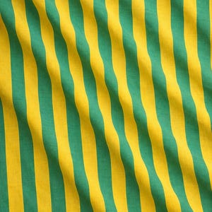Peut inclure: Gros plan sur un tissu &agrave; rayures verticales alternant le jaune et le vert. Les rayures sont espac&eacute;es uniform&eacute;ment et diagonales, cr&eacute;ant un aspect textur&eacute;. Le tissu semble doux et l&eacute;g&egrave;rement froiss&eacute;.