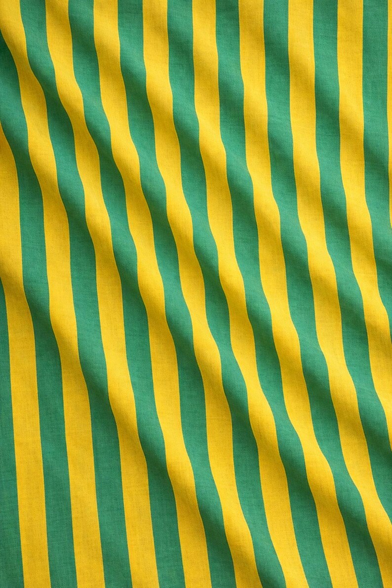 Peut inclure: Gros plan sur un tissu &agrave; rayures verticales alternant le jaune et le vert. Les rayures sont espac&eacute;es uniform&eacute;ment et diagonales, cr&eacute;ant un aspect textur&eacute;. Le tissu semble doux et l&eacute;g&egrave;rement froiss&eacute;.