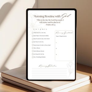 Può includere: Un tablet digitale che mostra un elenco di controllo della routine mattutina con il testo "Morning Routine with God". L'elenco include suggerimenti per la gratitudine, la riflessione e le attività quotidiane. Il tablet poggia su una pila di libri bianchi.