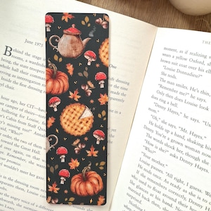 Herbst Lesezeichen | gemütliches Geschenk für Bücherwurm mit Apfelkuchen, Kürbis & Pilzillustrationen, optional mit Pilzanhänger