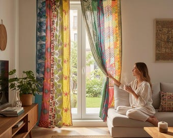 Może przedstawiać: Kolorowe zasłony patchworkowe z różnymi wzorami, w tym piórami pawia i motywami kwiatowymi, wiszą przed oknem. Zasłony wykonane są z różnych tkanin i kolorów, tworząc żywy i eklektyczny wygląd. Wiszą na srebrnym drążku na zasłony.