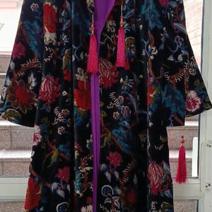 Svart blommig kimono i sammet – Lång handgjord bohojacka, lyxig sammetsmorgonrock och trädgårdstryck, tofsdetaljöverrock, loungekläder