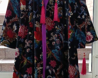 Svart blommig kimono i sammet – Lång handgjord bohojacka, lyxig sammetsmorgonrock och trädgårdstryck, tofsdetaljöverrock, loungekläder