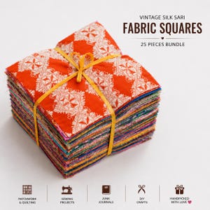 Puede incluir: Una pila de 25 cuadrados de tela de sari de seda vintage atados con una cinta amarilla. El cuadrado superior es naranja con un patrón geométrico blanco. El texto dice VINTAGE SILK SARI FABRIC SQUARES 25 PIECES BUNDLE, PATCHWORK & QUILTING, SEWING PROJECTS, JUNK JOURNALS, DIY CRAFTS, HANDPICKED WITH LOVE.