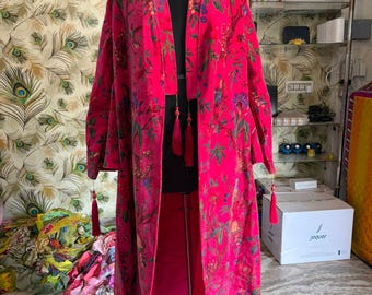 Rosa sammetskimono, fågelmönstrad kimonojacka, handgjord indisk banyankappa, lång festivalmantel, lyxig unisexkimono, uttalandemorgonrock