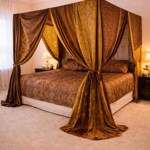 Könnte beinhalten: Ein luxuriöses Himmelbett mit aufwendiger, gemusterter Bettwäsche und drapierten, goldbraunen Samtvorhängen. Das Bett wird von passenden Nachttischen mit Lampen flankiert, was eine warme Schlafzimmerumgebung schafft.