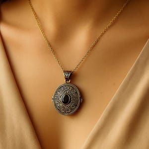 Vintage Black Onyx Locket Necklace – Antique Gold Oval Pendant, Photo Keepsake Jewelry, Gothic Victorian Gift for Her