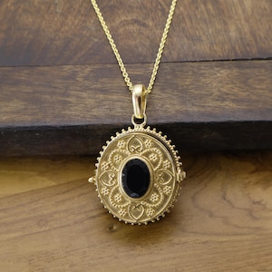 Vintage Black Onyx Locket Necklace – Antique Gold Oval Photo Pendant, Heart Pattern Keepsake Jewelry, Gothic Victorian Gift