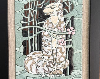 Waldkatze – Hot Enamel auf Kupfer von Inna Barycheva – Miniatur Wandkunst – 14 x 10 cm (20 x 15 cm mit Rahmen) – Tierisches Wohndekor