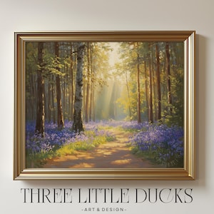 Puede incluir: Pintura enmarcada de un paisaje forestal soleado, bordeado de flores moradas. Altos árboles de corteza clara se alzan hacia el cielo, con la luz del sol filtrándose a través del dosel. El marco es dorado, con el texto "THREE LITTLE DUCKS - ART & DESIGN" en la parte inferior.