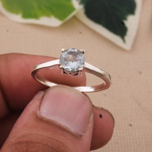 Bague en argent sterling avec topaze bleue : style bohème vintage fait main