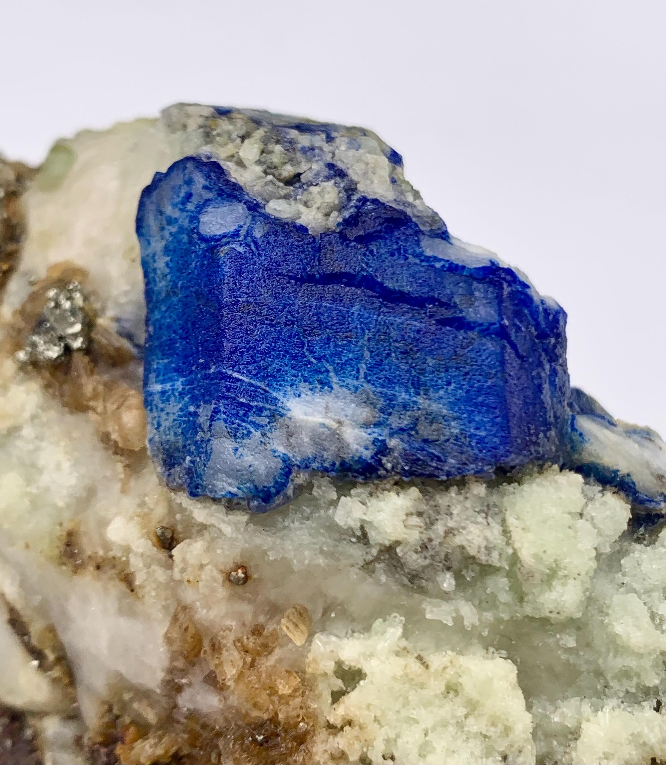 アフガニスタン産 蛍光トップブルーアフガナイト（黄鉄鉱、金雲母