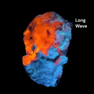 Hackmanita fluorescente con cambio de color nítido y fosforescente. Ejemplar único en AFG (192 g, 135 mm).