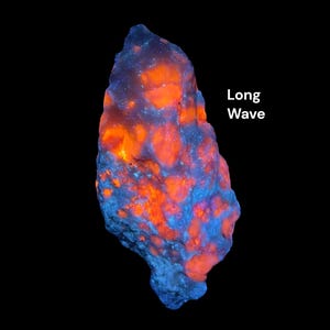 Hackmanita fluorescente con cambio de color nítido y fosforescente. Ejemplar único en AFG (192 g, 155 mm).