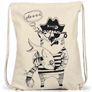 Pode incluir: Saco bege com cordão com uma ilustração de um gato pirata segurando um peixe. O gato usa um chapéu de pirata com um desenho de espinha de peixe, tapa-olho e camisa listrada. O balão de pensamento diz "Ar-r-r-r".