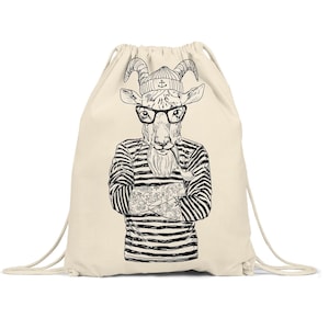 Könnte beinhalten: Ein beigefarbener Kordelzugrucksack mit einer Schwarz-Weiß-Illustration einer Ziege im Matrosen-Outfit. Die Ziege trägt ein gestreiftes Hemd, eine Brille, einen Hut und hat Tätowierungen. Die Ziege hält eine Pfeife und hat die Arme verschränkt.