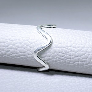 Bague minimaliste en argent sterling avec motif vague et spirale en zigzag, fabriquée à la main, pour tous les jours