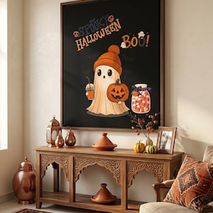 Peut inclure: Une décoration murale rectangulaire dans un cadre marron foncé avec un fond noir et le texte SPOOKY HALLOWEEN BOO! Un fantôme de dessin animé portant un bonnet orange tient un café glacé et une citrouille près d'un bocal de bonbons.