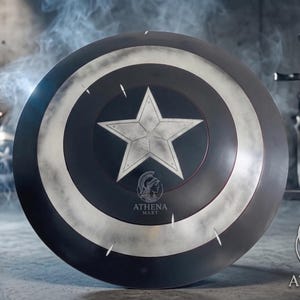 Benutzerdefinierte Black Captain America Shield Metall Movie Prop 1/1 handgefertigten Aluminium Kampf getragen Schild für Cosplay & Wand-Dekor Bild 11