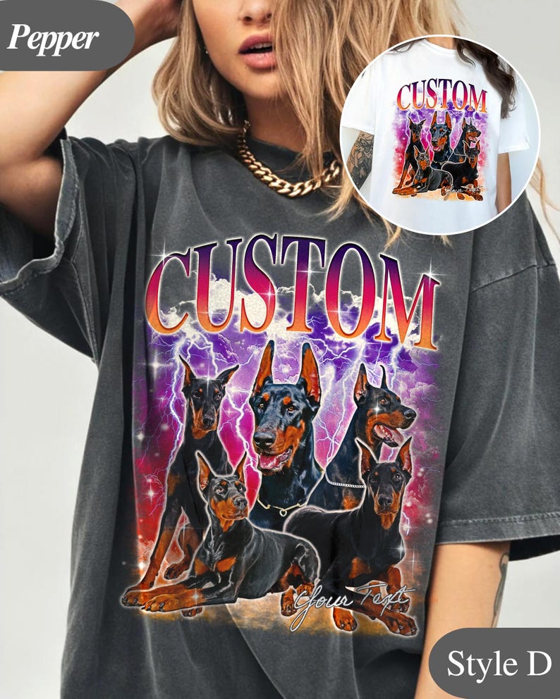 Puede incluir: Camiseta gris oscuro con un gr&aacute;fico de cinco Doberman Pinschers y la palabra "CUSTOM" en degradado. El dise&ntilde;o incluye rayos y el texto "Your Text". Una imagen m&aacute;s peque&ntilde;a del dise&ntilde;o est&aacute; en una camiseta blanca.
