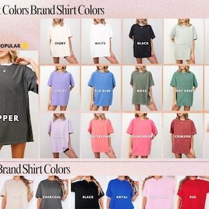 Puede incluir: Una exhibici&oacute;n de camisetas de las marcas Comfort Colors y Gildan en varios colores, incluyendo marfil, blanco, negro y pimienta. La imagen muestra una gama de tonos, desde violeta y azul hasta rosa y verde, con los nombres de los colores.