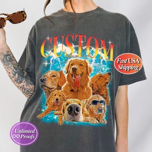Puede incluir: Camiseta gris oscuro con un gr&aacute;fico de seis golden retrievers. La palabra "CUSTOM" est&aacute; en un degradado arco&iacute;ris, con "Your Text" debajo. Un perro lleva gafas de sol. La camiseta tiene un aspecto vintage.