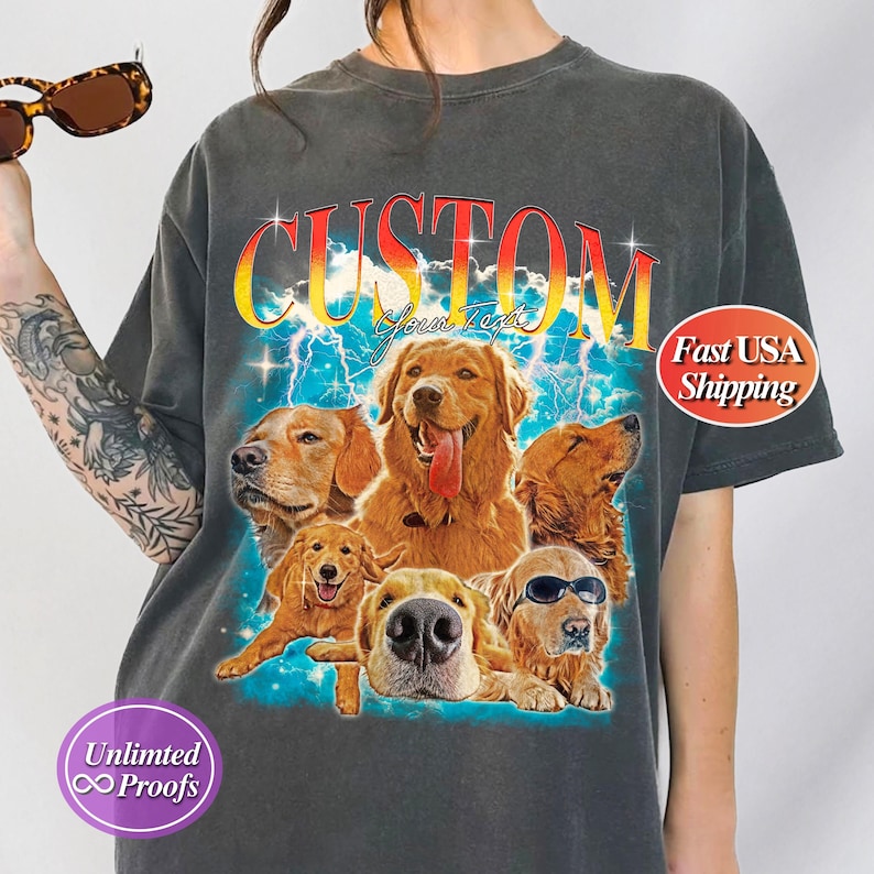 Puede incluir: Camiseta gris oscuro con un gr&aacute;fico de seis golden retrievers. La palabra "CUSTOM" est&aacute; en un degradado arco&iacute;ris, con "Your Text" debajo. Un perro lleva gafas de sol. La camiseta tiene un aspecto vintage.
