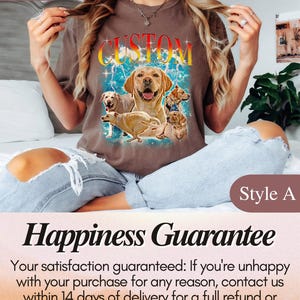 Puede incluir: Camiseta color espresso con un dise&ntilde;o gr&aacute;fico de varios perros Labrador y la palabra "CUSTOM" en una fuente retro. La camiseta es estilo A y tiene el texto "Happiness Guarantee".