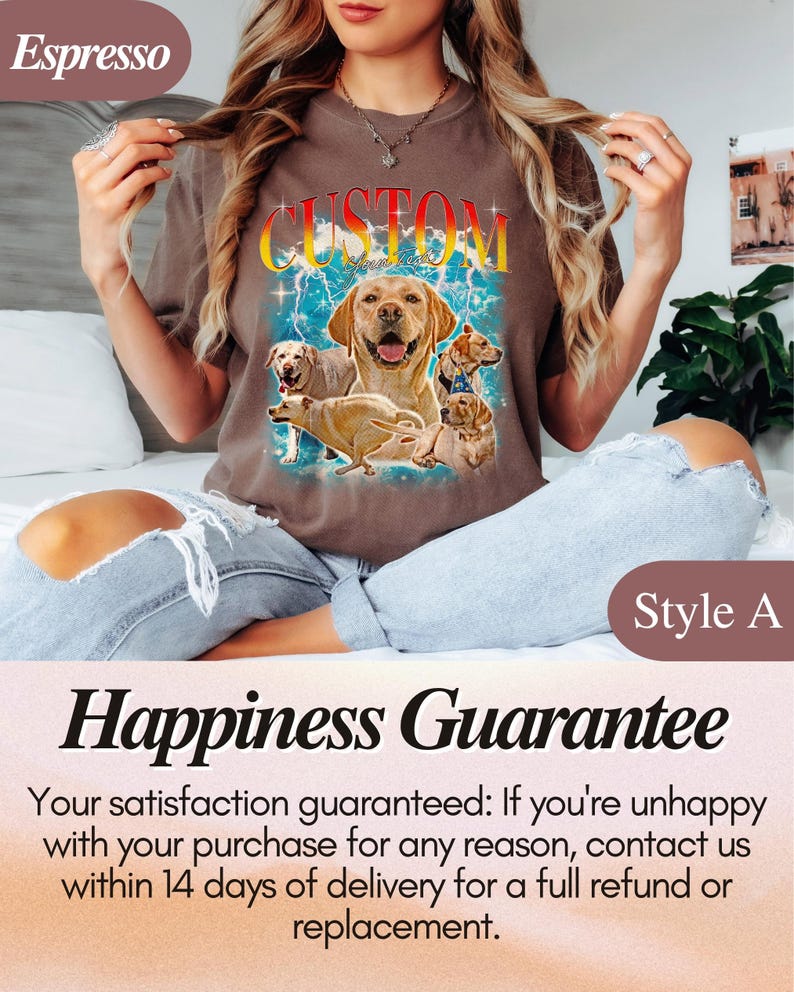 Puede incluir: Camiseta color espresso con un dise&ntilde;o gr&aacute;fico de varios perros Labrador y la palabra "CUSTOM" en una fuente retro. La camiseta es estilo A y tiene el texto "Happiness Guarantee".
