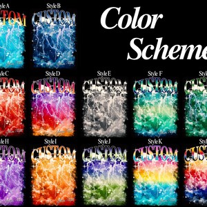Puede incluir: Un gr&aacute;fico que muestra una combinaci&oacute;n de colores con la palabra "CUSTOM" en una fuente estilizada sobre un dise&ntilde;o de rayo. La imagen muestra varias combinaciones de colores, incluyendo azul, rojo y verde, sobre un fondo negro. Tambi&eacute;n est&aacute; presente el texto "Color Scheme".