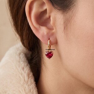 Pendientes de aro con forma de corazón de rubí en oro amarillo de 14 quilates, pendientes colgantes de boda con cristal rojo en forma de corazón, regalo de joyería para el Día de San Valentín para ella.