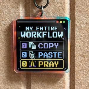 Llavero "Copiar, pegar, rezar" · Divertido dije acrílico con meme de codificación · Arte pixelado holográfico · Regalo para desarrolladores web
