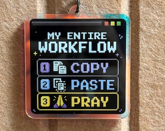 Portachiavi "Il mio intero flusso di lavoro copia e incolla prega" · Ciondolo acrilico con meme divertenti sulla programmazione · Pixel art olografica · Regalo per sviluppatori web