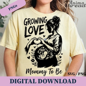 Può includere: T-shirt giallo chiaro con un design grafico nero. Il design presenta le parole "Growing Love" e "Mommy To Be" con un'illustrazione di una persona incinta che forma una forma di cuore con le mani. L'immagine include un'etichetta di download digitale.