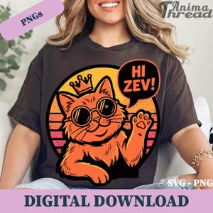 Könnte beinhalten: Braunes T-Shirt mit einer Cartoon-Katze, die eine Sonnenbrille und eine Krone trägt, mit einer Sprechblase mit der Aufschrift "Hi Zev!". Die Katze ist orange mit einem Retro-Sonnenuntergangsdesign im Hintergrund. Der Text "DIGITAL DOWNLOAD" steht unten.
