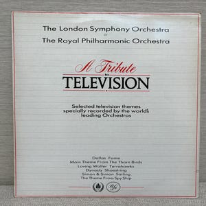 Puede incluir: Portada de álbum de vinilo vintage titulada "A Tribute to Television" con temas de programas de televisión populares. La portada incluye texto de The London Symphony Orchestra y The Royal Philharmonic Orchestra.