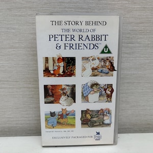 Puede incluir: Una cinta de vídeo VHS titulada "The Story Behind The World of Peter Rabbit & Friends". La portada presenta ilustraciones de los personajes. La cinta está empaquetada para Reader's Video.