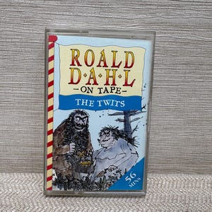 以下が含まれることがあります： ロアルド・ダールの「The Twits」のヴィンテージカセットテープ。カバーには登場人物のイラストと「ROALD DAHL - ON TAPE - THE TWITS」の文字が描かれています。カセットケースには赤と白のストライプのボーダーがあります。